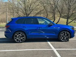 Blau Gebraucht 2021 VW Touareg R SUV | 62.600 € (Teuer)