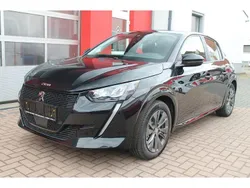 Lackierung schwarz perla nera/ Gebraucht 2021 Peugeot e-208 Kleinwagen | 15.490 € (Guter Preis)