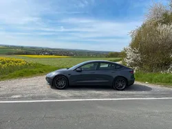 Grau Gebraucht 2022 Tesla Model 3 Limousine | 31.500 € (Fairer Preis)