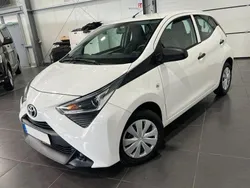 Weiß Gebraucht 2021 Toyota Aygo Kleinwagen | 7.495 € (Fairer Preis)