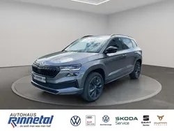 Graphitegrau metallic Neu 2025 Skoda Karoq SportLine SUV | 36.680 € (Fairer Preis)