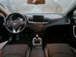Grau Gebraucht 2018 Kia Ceed Kleinwagen | 12.500 € (Fairer Preis)