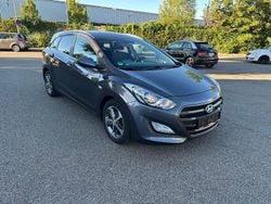 Grau Gebraucht 2016 Hyundai i30 YES! Silver Kombi | 7.799 € (Guter Preis)