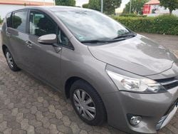 Silber Gebraucht 2014 Toyota Verso Comfort Van / Kleinbus | 5.690 €