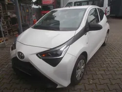 Weiß Gebraucht 2020 Toyota Aygo X-play Kleinwagen | 7.900 € (Fairer Preis)
