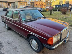 Rot Gebraucht 1983 Mercedes E230 Limousine | 8.500 €