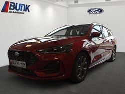 Fantastic red metallic (pn4jg) Gebraucht 2024 Ford Focus ST-Line Kombi | 25.900 € (Fairer Preis)
