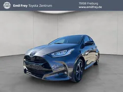 Mysticschwarz mica Neu 2025 Toyota Yaris Hybrid Comfort Limousine | 23.790 € (Guter Preis)
