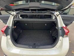 Weiß Gebraucht 2017 Toyota Auris Hybrid Limousine | 15.300 € (Fairer Preis)