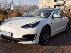 Weiß Gebraucht 2022 Tesla Model 3 Standard Range Plus Limousine | 27.500 € (Fairer Preis)