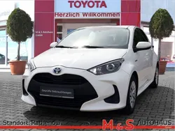 Schneeweiß Gebraucht 2021 Toyota Yaris Hybrid Basis Limousine | 16.990 € (Fairer Preis)