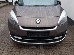 Braun Gebraucht 2012 Renault Scénic III Bose Edition Van / Kleinbus | 5.490 € (Etwas zu teuer)