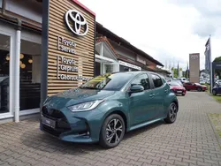 Grün Neu 2025 Toyota Yaris Hybrid Limousine | 28.900 €