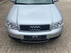 Silber Gebraucht 2002 Audi A4 Basis Limousine | 799 € (Guter Preis)