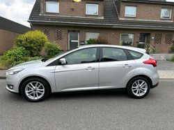 Silber Gebraucht 2015 Ford Focus Limousine | 5.900 €