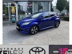 Blau Neu 2025 Toyota Yaris Hybrid Limousine | 27.960 € (Etwas zu teuer)