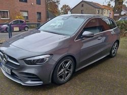 Grau Gebraucht 2023 Mercedes B180 AMG line Van / Kleinbus | 27.999 € (Guter Preis)