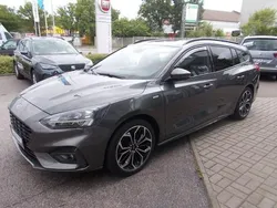 Grau Gebraucht 2020 Ford Focus ST-Line Limousine | 20.980 € (Etwas zu teuer)
