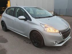 Silber Gebraucht 2014 Peugeot 208 Kleinwagen | 2.700 € (Superpreis)