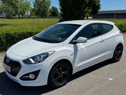 Weiß Gebraucht 2015 Hyundai i30 Classic Limousine | 6.900 € (Guter Preis)