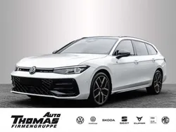 Pure white Gebraucht 2024 VW Passat R-line Kombi | 42.799 €