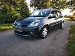 Grau Gebraucht 2006 Renault Clio II Expression Limousine | 2.100 € (Etwas zu teuer)