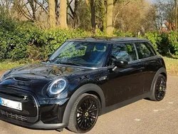 Schwarz Gebraucht 2021 Mini Cooper SE Classic Kleinwagen | 17.500 € (Etwas zu teuer)
