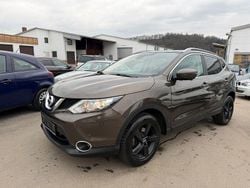 Braun Gebraucht 2017 Nissan Qashqai N-Connecta SUV | 12.499 € (Guter Preis)