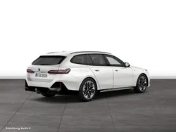 Mineralweiß metallic Gebraucht 2024 BMW 520 Comfort Edition Kombi | 56.544 € (Fairer Preis)