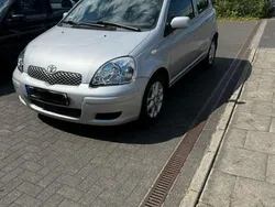 Grau Gebraucht 2004 Toyota Yaris Limousine | 2.350 € (Etwas zu teuer)