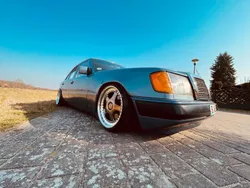 Blau Gebraucht 1989 Mercedes E230 Limousine | 7.900 €