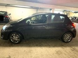 Schwarz Gebraucht 2015 Toyota Yaris Limousine | 6.300 € (Superpreis)