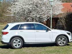 Weiß Gebraucht 2018 Mercedes GLC250 AMG line SUV | 33.990 € (Etwas zu teuer)