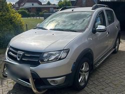 Grau Gebraucht 2015 Dacia Sandero Kleinwagen | 7.600 € (Fairer Preis)