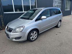 Silber Gebraucht 2011 Opel Zafira Design Edition Van / Kleinbus | 1.990 € (Fairer Preis)
