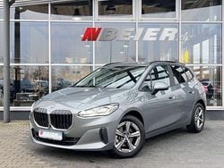 Skyscraper grau metallic Gebraucht 2024 BMW 218 Active Tourer Sport Line Van / Kleinbus | 27.590 € (Superpreis)
