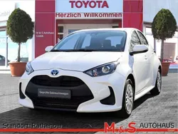 Weiß Gebraucht 2021 Toyota Yaris Hybrid Comfort Limousine | 17.290 € (Fairer Preis)