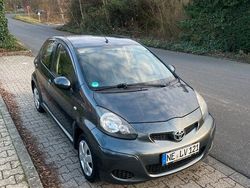Grau Gebraucht 2011 Toyota Aygo City Kleinwagen | 5.700 € (Etwas zu teuer)