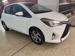 Weiß Gebraucht 2016 Toyota Yaris Hybrid Edition-S Limousine | 11.990 € (Guter Preis)