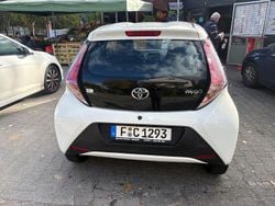 Weiß Gebraucht 2016 Toyota Aygo X-play Kleinwagen | 6.399 € (Fairer Preis)