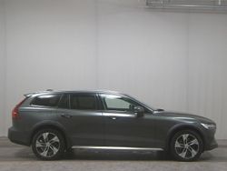 Grau Gebraucht 2022 Volvo V60 CC Kombi | 25.980 € (Superpreis)