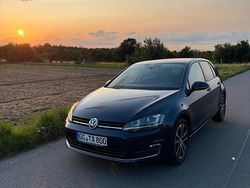 Blau Gebraucht 2016 VW Golf VII Allstar Kleinwagen | 13.250 € (Etwas zu teuer)