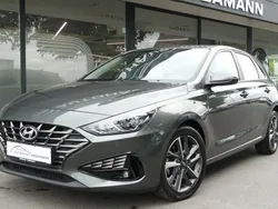 Grau Gebraucht 2023 Hyundai i30 Trend Limousine | 15.950 € (Fairer Preis)