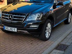 Schwarz Gebraucht 2011 Mercedes 300 Edition SUV | 11.500 €