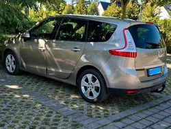 Gold Gebraucht 2010 Renault Scénic III Van / Kleinbus | 5.350 € (Teuer)