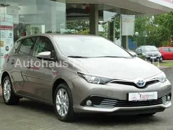 Silber Gebraucht 2016 Toyota Auris Hybrid Executive Kleinwagen | 15.980 € (Fairer Preis)