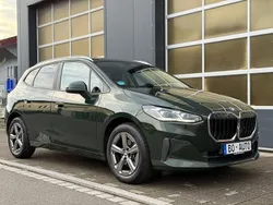 Grün Gebraucht 2024 BMW 218 Sport Line Van / Kleinbus | 31.900 € (Etwas zu teuer)