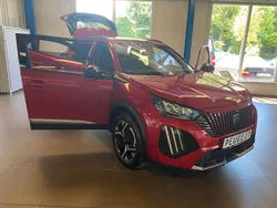 Rot Gebraucht 2024 Peugeot 2008 Allure SUV | 20.990 € (Fairer Preis)