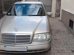 Gold Gebraucht 1995 Mercedes 220 Limousine | 7.900 €