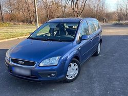 Blau Gebraucht 2005 Ford Focus Kombi | 2.850 €
